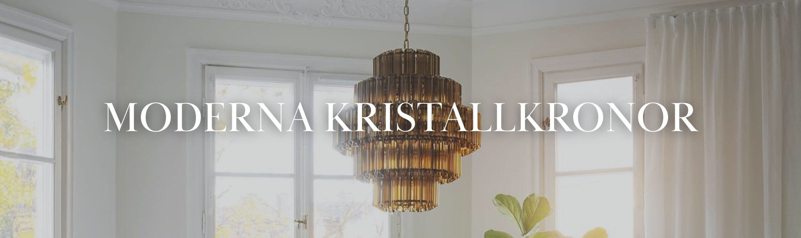 Modern retroinspirerad kristallkrona i rökigt cognac glas