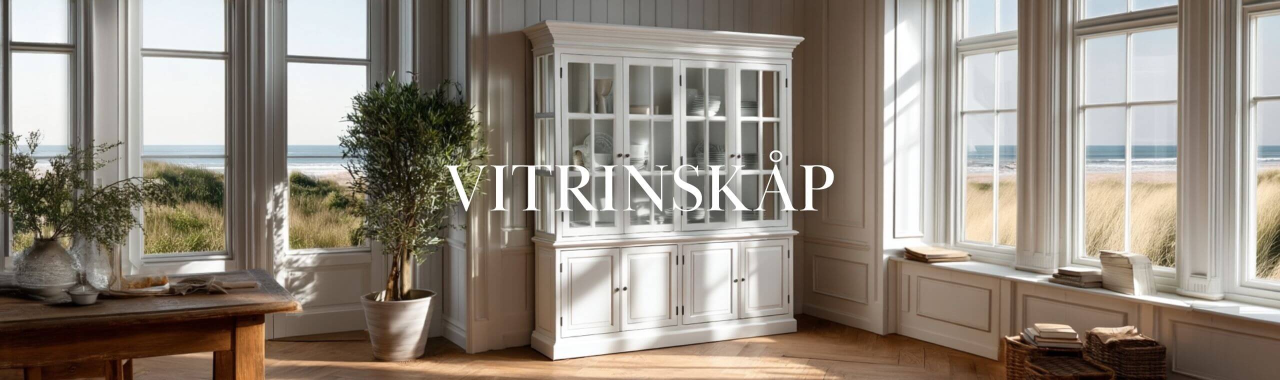 Vitrinskåp i massiv trä