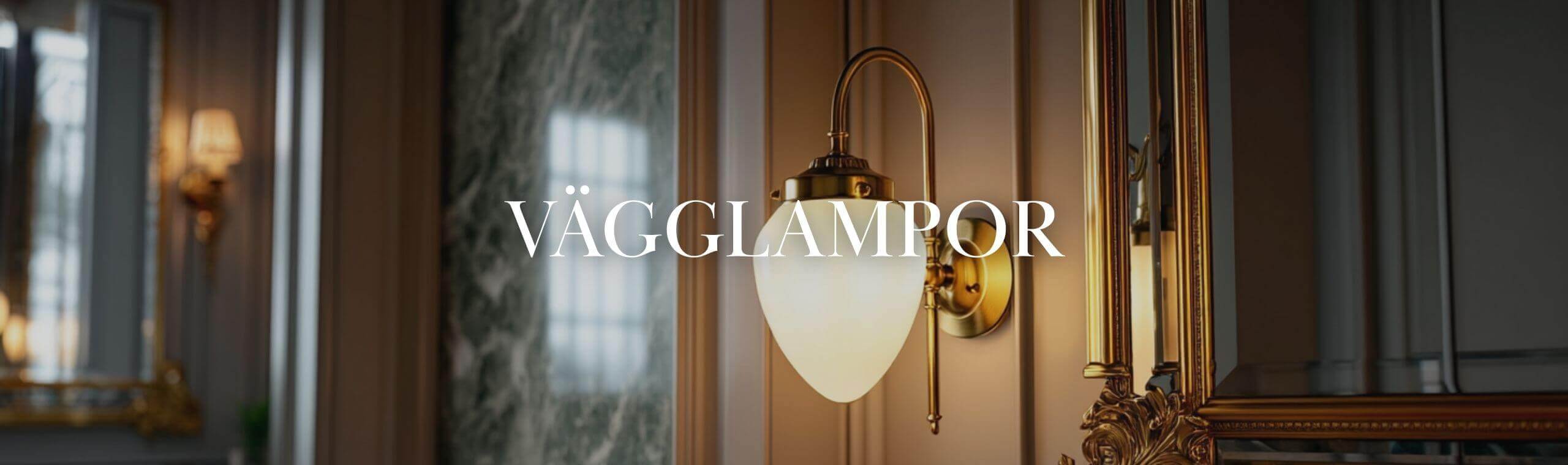 Klassisk vägglampa på arm med kupat glas i opal