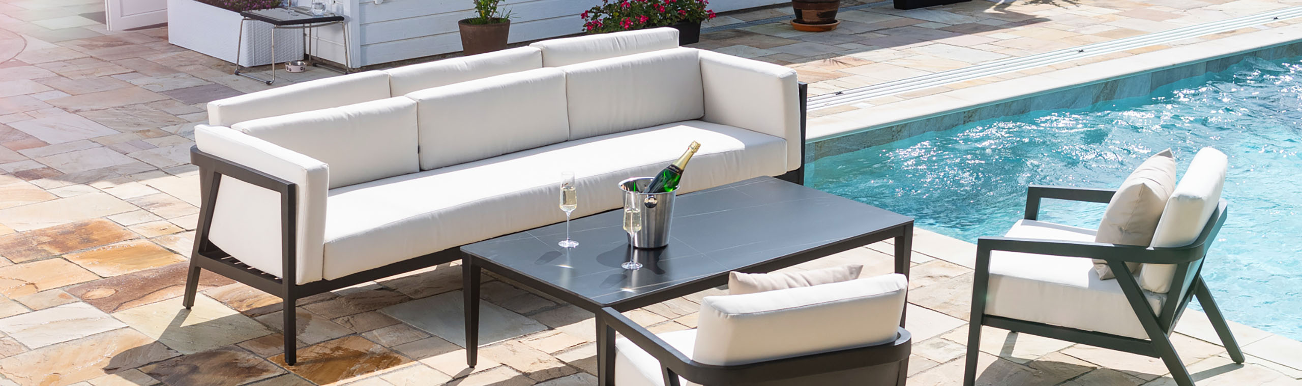 Exklusiv modern loungegrupp i svart aluminium för 5 personer vid pool i modellen Monte Carlo