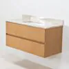 Badrumsmöbel i ljus ek med marmor tvättställ i beige kulör