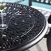 Vackra detaljer i Vesanis populära utebord Toscana