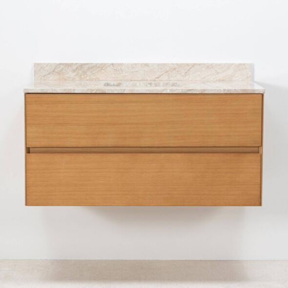 Modern badrumsmöbel i ljus ek med beige marmor tvättställ