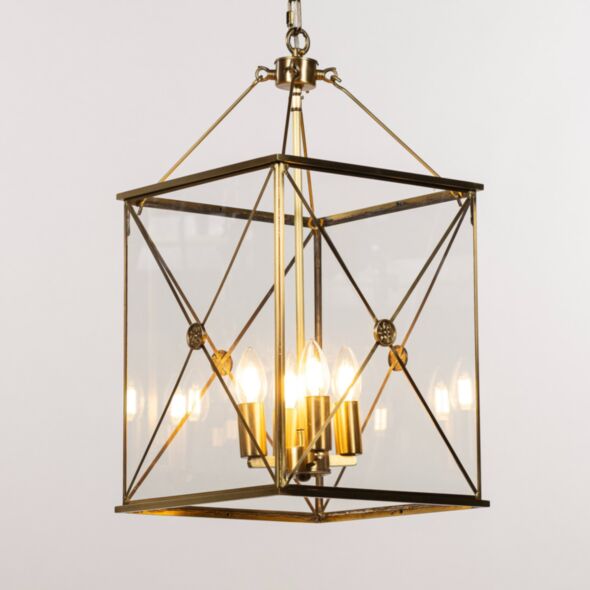 Taklykta i guld med klassisk design