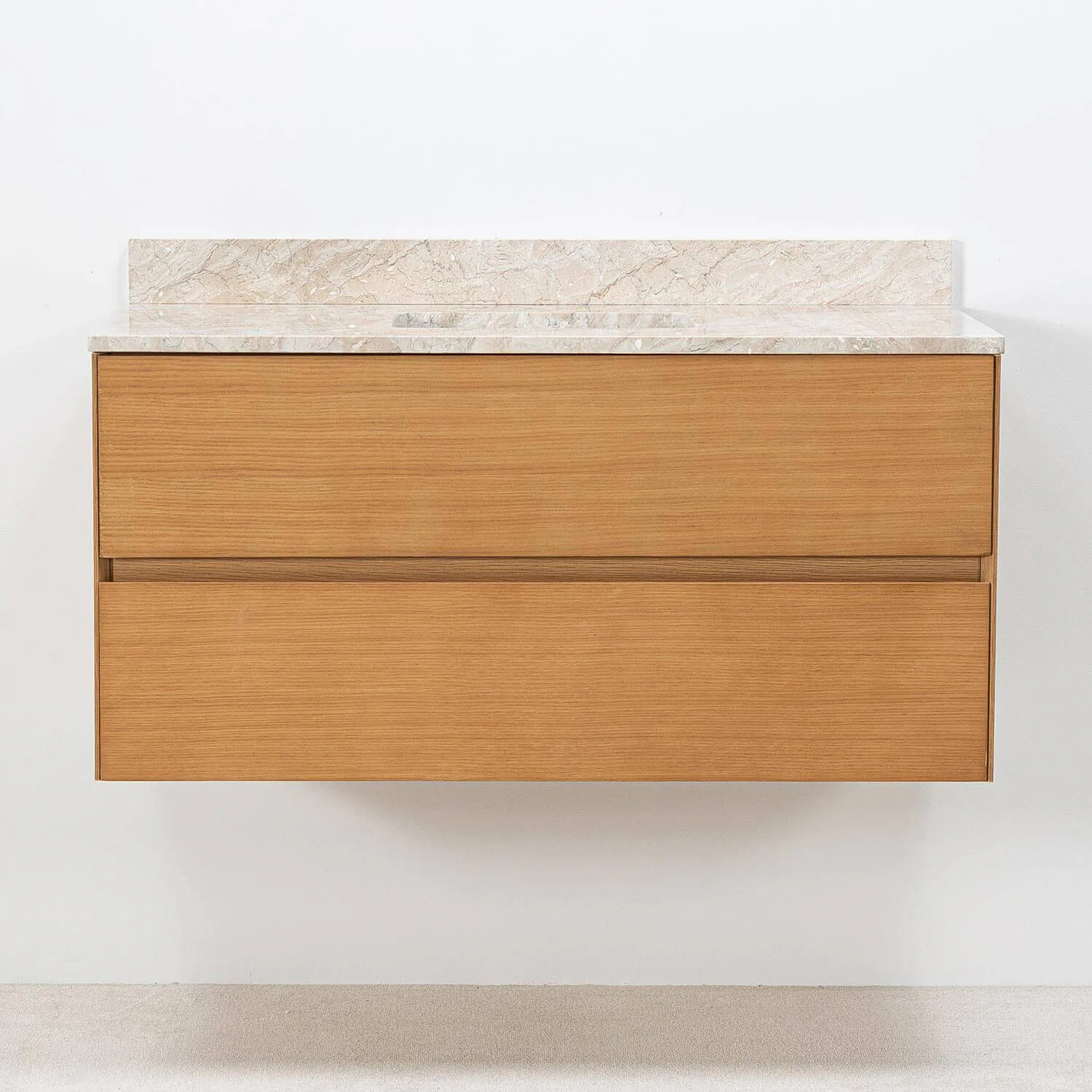 Modern badrumsmöbel i ljus ek med beige marmor tvättställ