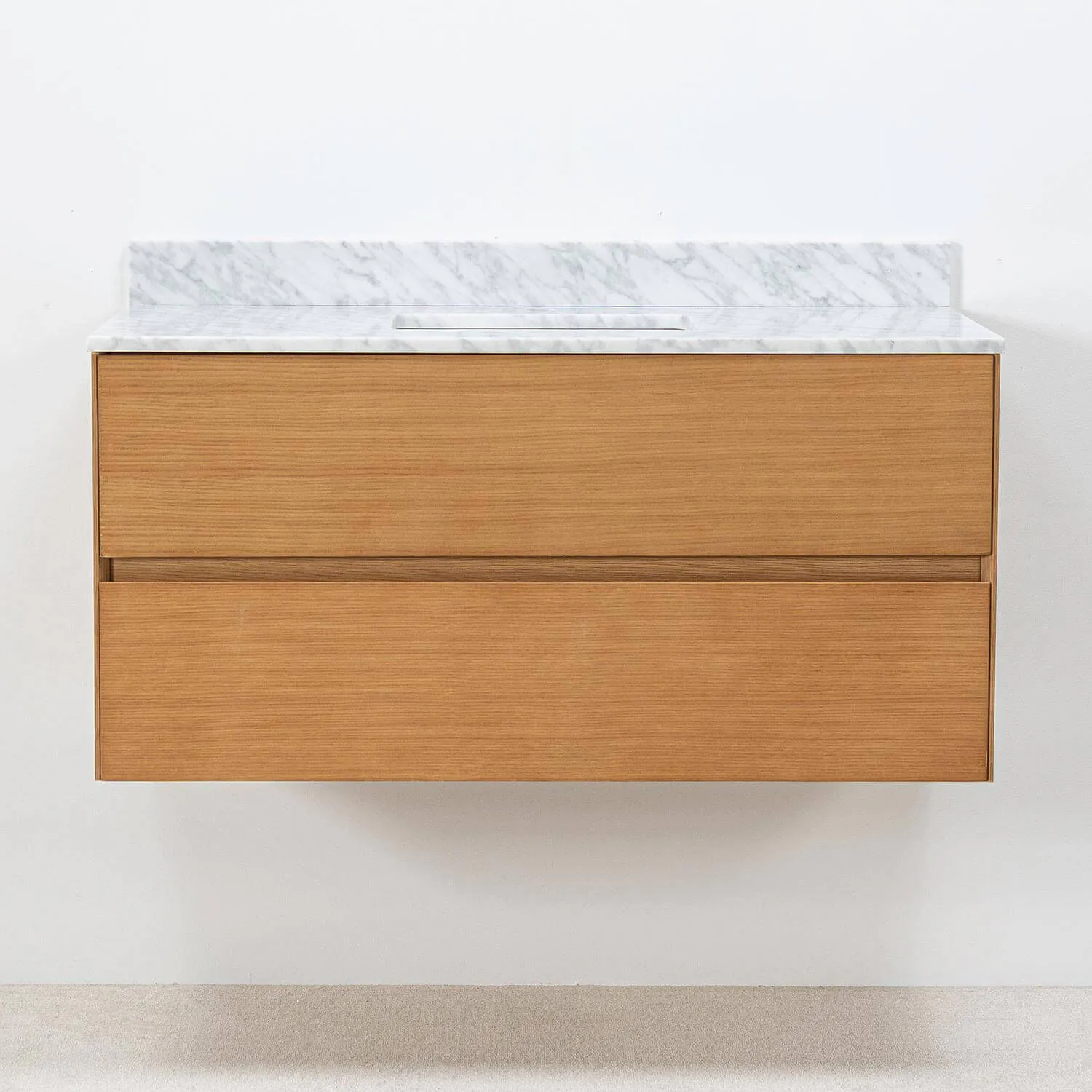 Modern badrumskommod i ek 100cm med vit marmor tvättställ