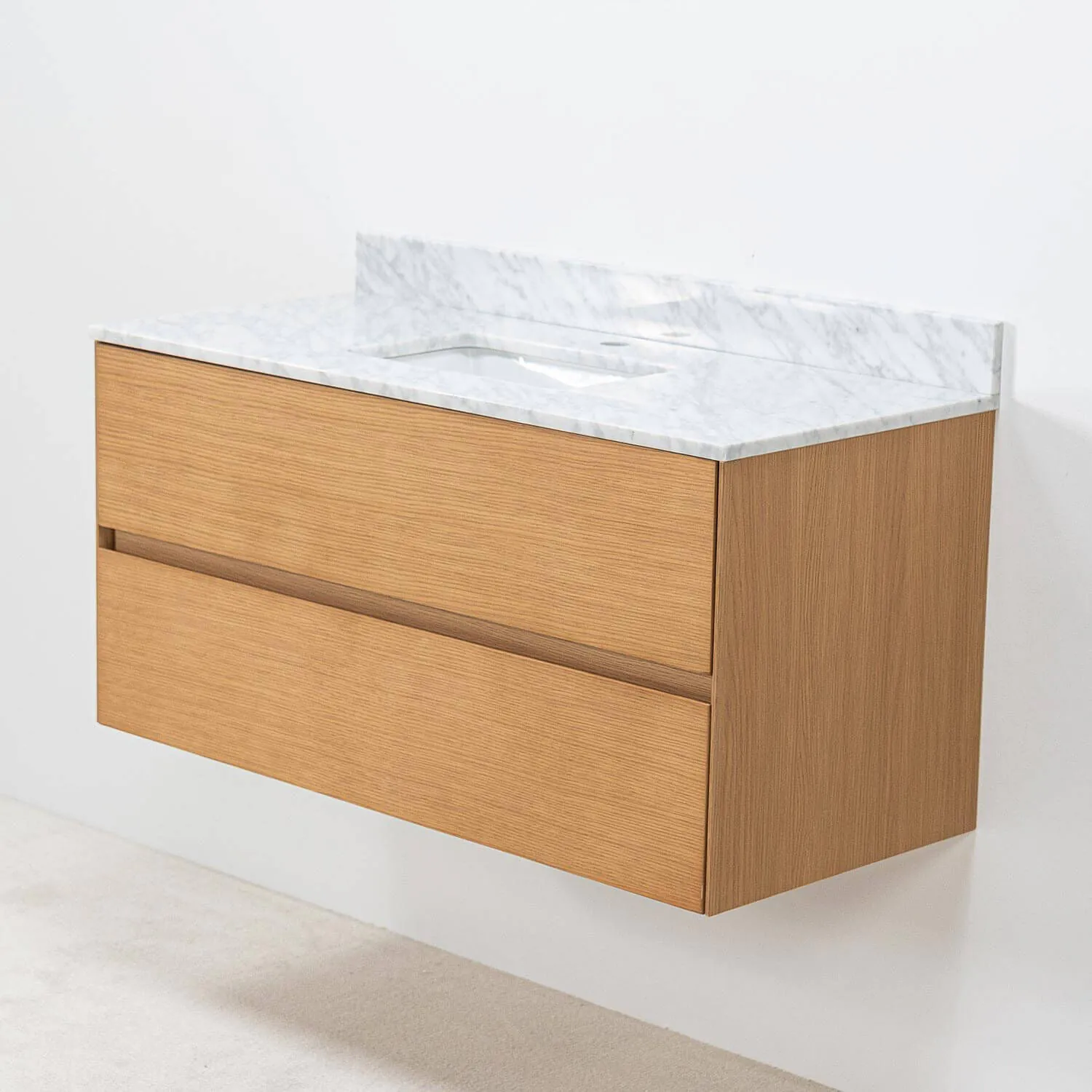 Modern badrumskommod i ek 100cm med vit marmor tvättställ