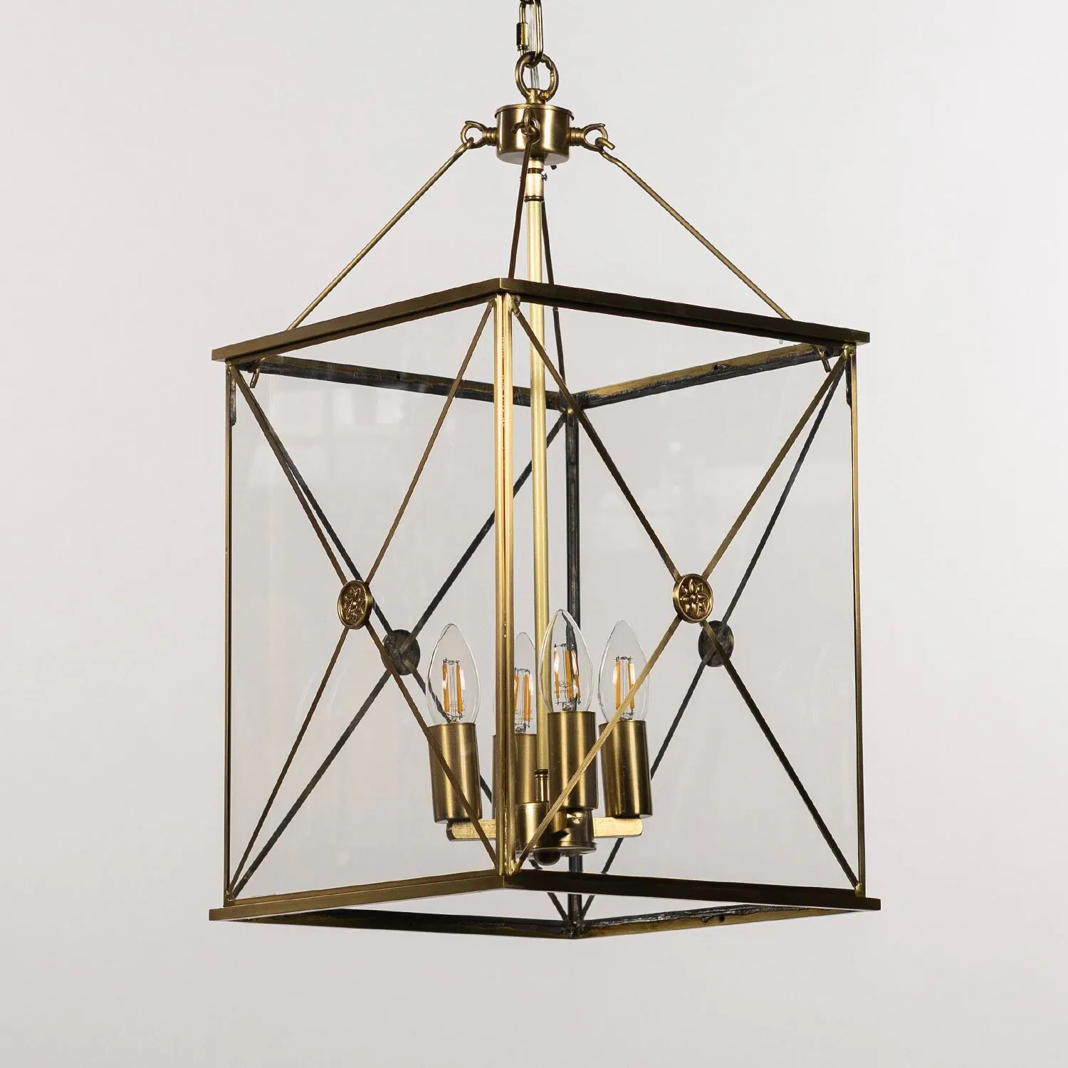 Taklykta i guld med klassisk design