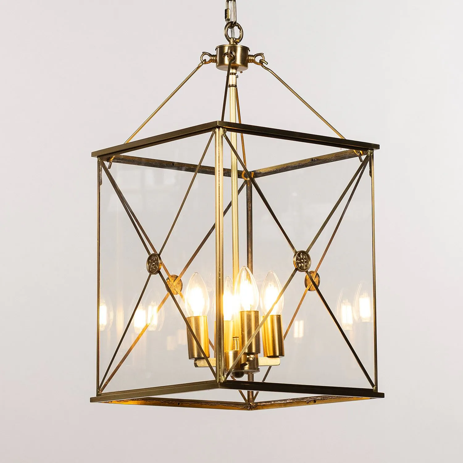 Taklykta i guld med klassisk design