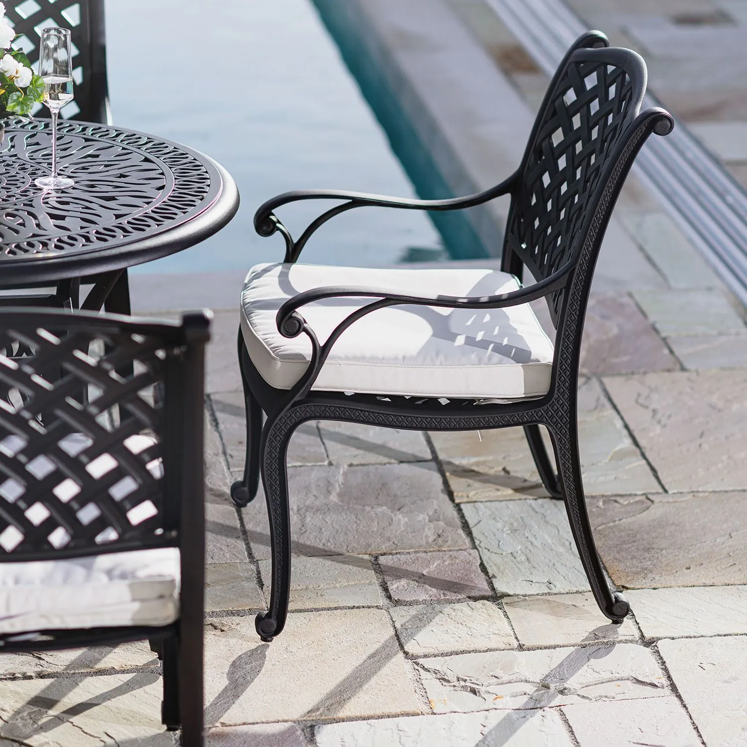 Caféset 4 Stolar Svart Aluminium - Sorrento Ø90cm