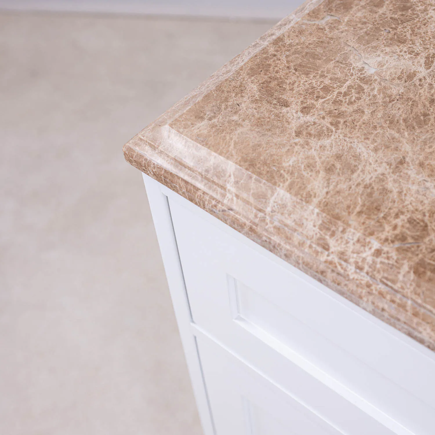 vit_kommod_marmor_beige
