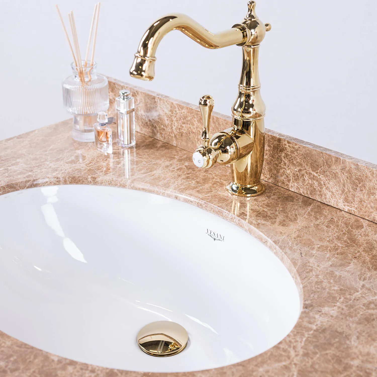 vit_kommod_marmor_beige_marmor