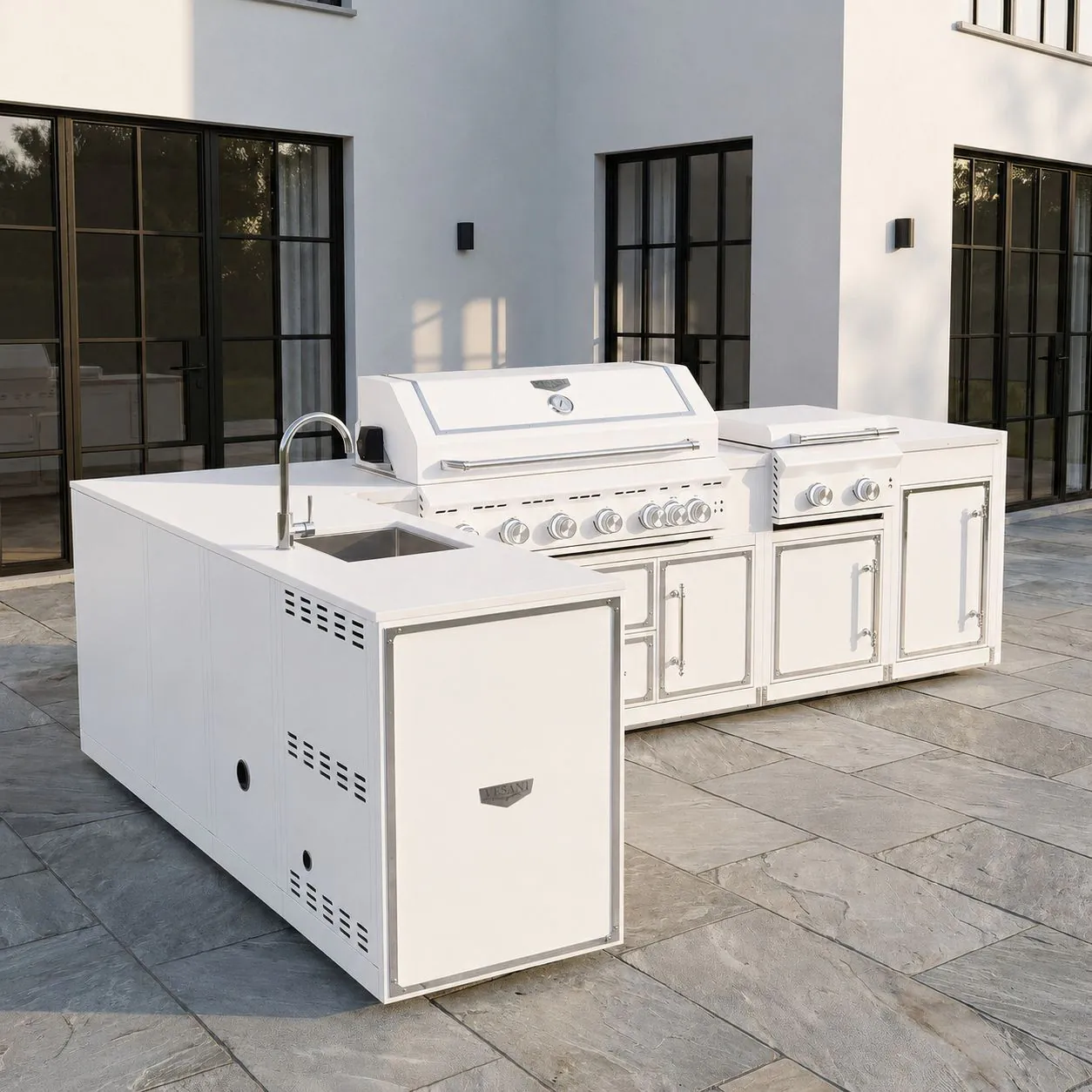 Utekök Premium 253 x 358 – vitt komplett hörnutekök med full funktion och förvaring