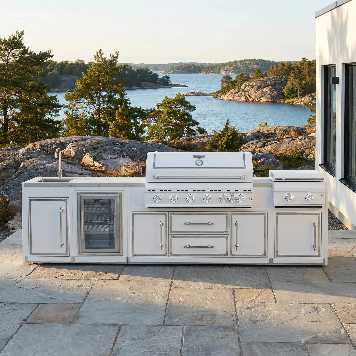 Utekök Kompakt 336cm – Vitt utekök med grill, diskho, kylskåp och sidobrännare
