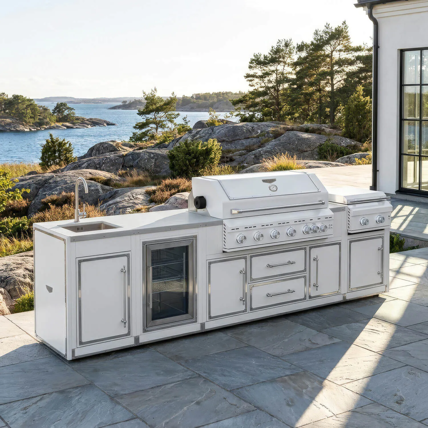 Utekök Kompakt 336cm – Vitt utekök med grill, diskho, kylskåp och sidobrännare