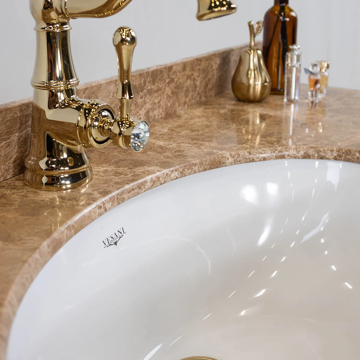 wyoming_kommod_mörkbrun_marmor_beige
