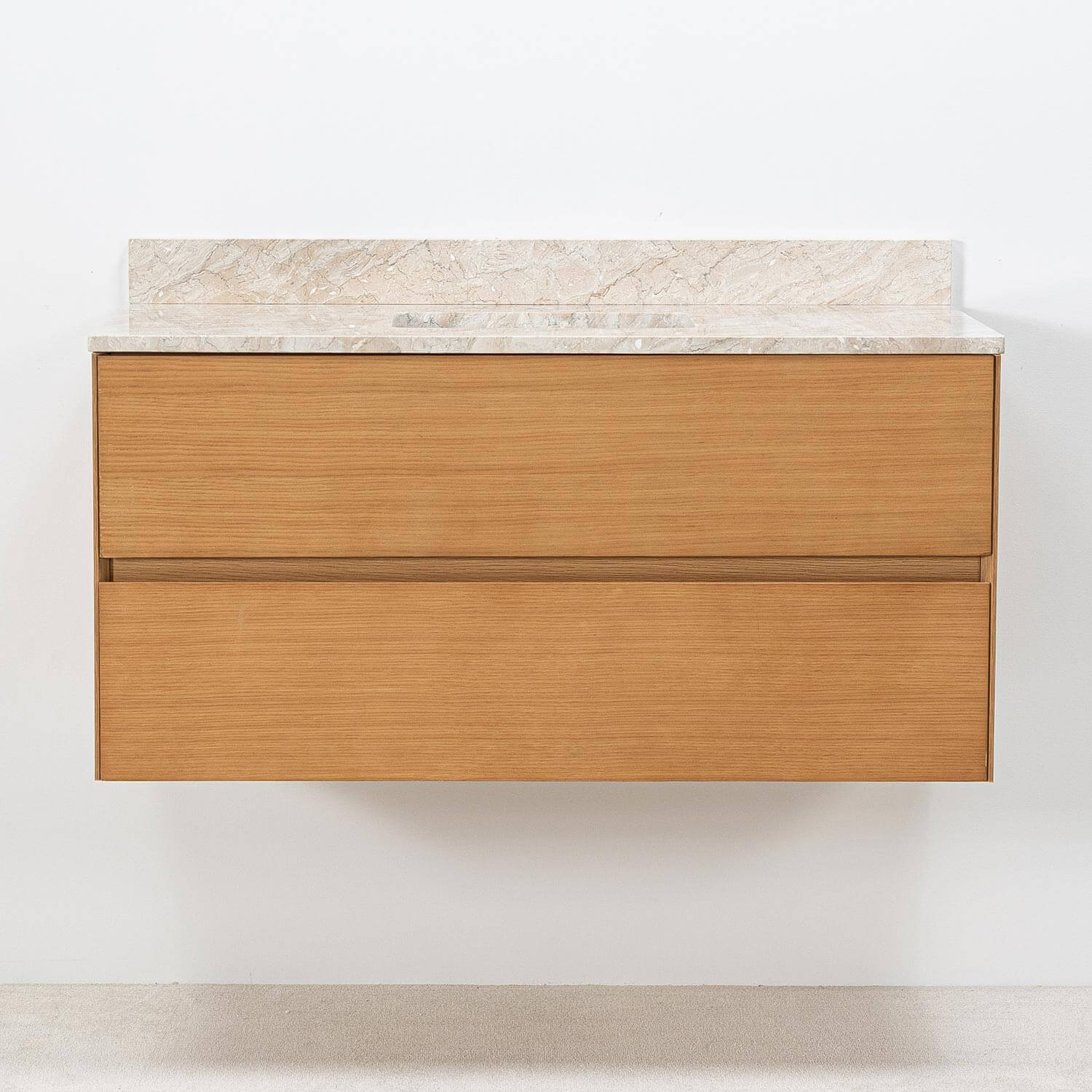 Modern badrumsmöbel i ljus ek med beige marmor tvättställ