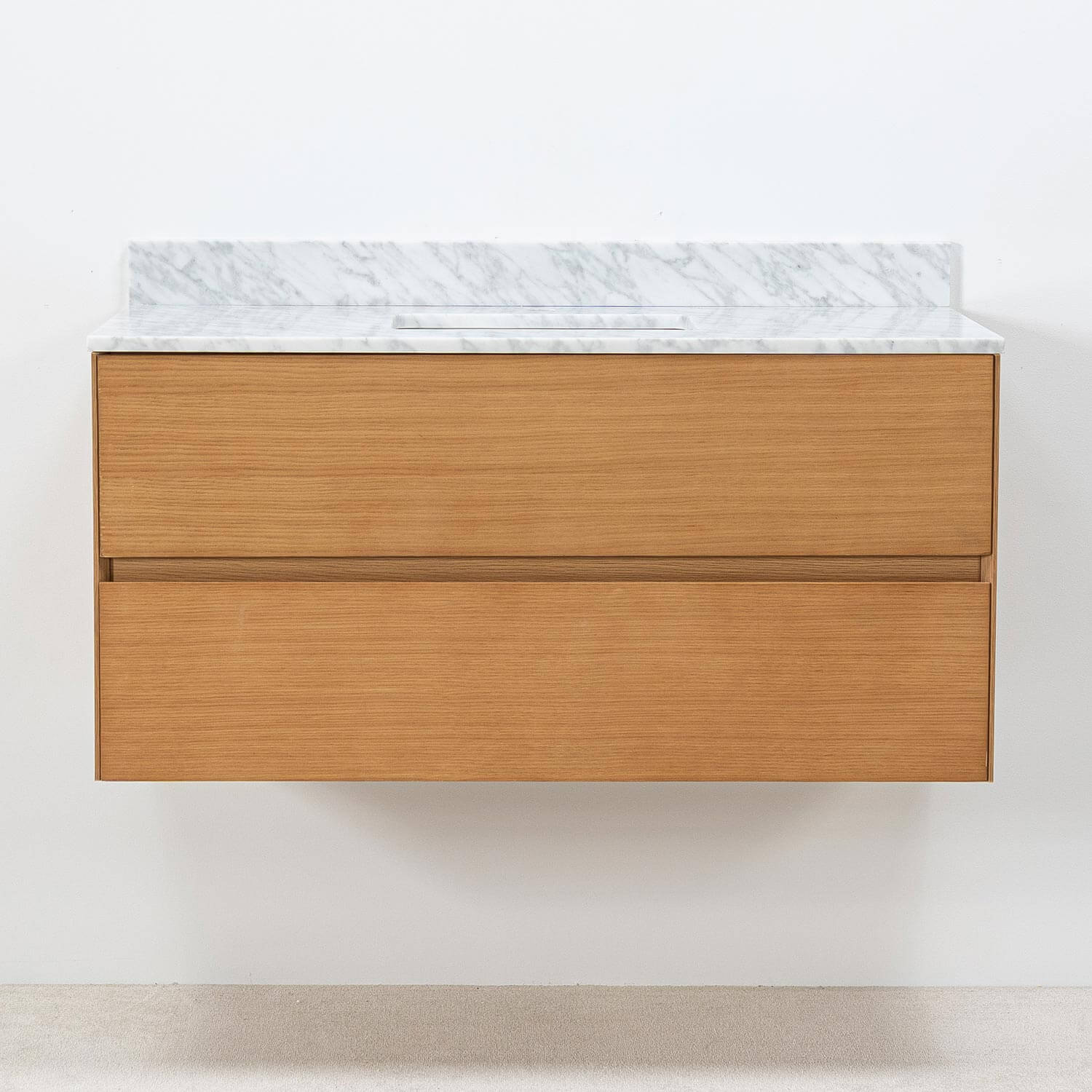 Modern badrumskommod i ek 100cm med vit marmor tvättställ