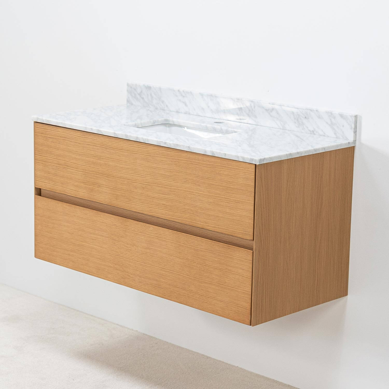 Modern badrumskommod i ek 100cm med vit marmor tvättställ