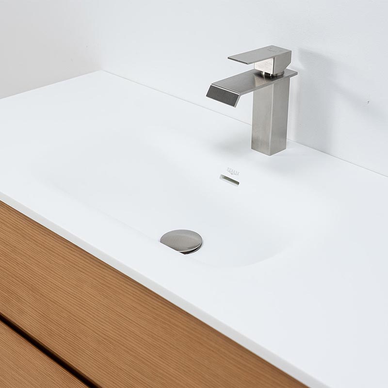 Vitt tvättställ med handfat och modern blandare i krom Vitt tvättställ med handfat och modern blandare i krom