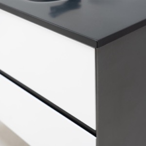 Vit kommod 100cm Marstrand med detaljer i antracitgrå Vit kommod 100cm Marstrand med detaljer i antracitgrå