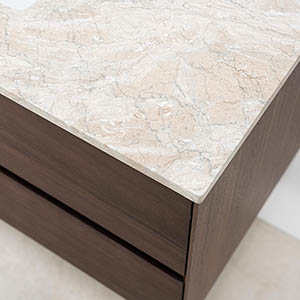 Detaljbild på beige marmor och valnöt trä Detaljbild på beige marmor och valnöt trä