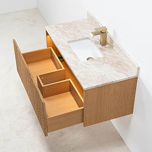 Gott om förvaringsutrymme i våra moderna badrumskommoder i ek