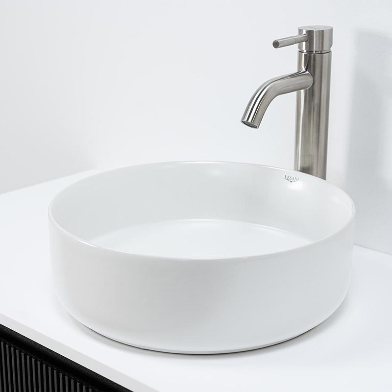 Vitt fristående handfat med blandare i krom