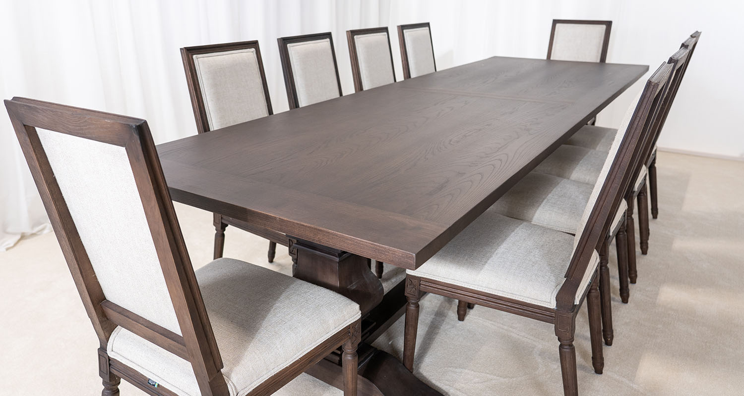 mörkbrunt matbord 320cm långt med plats för 10 stolar