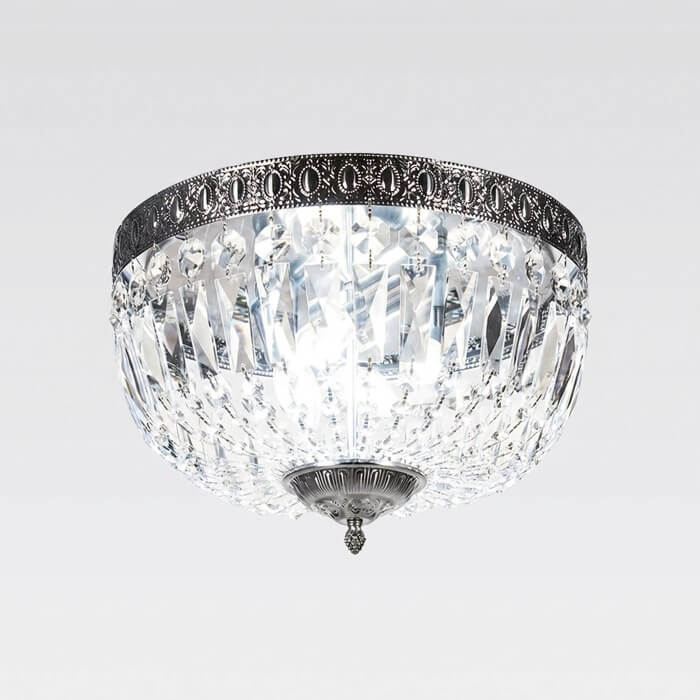 Klassisk takplafond med tidl&ouml;sa detaljer i krom
