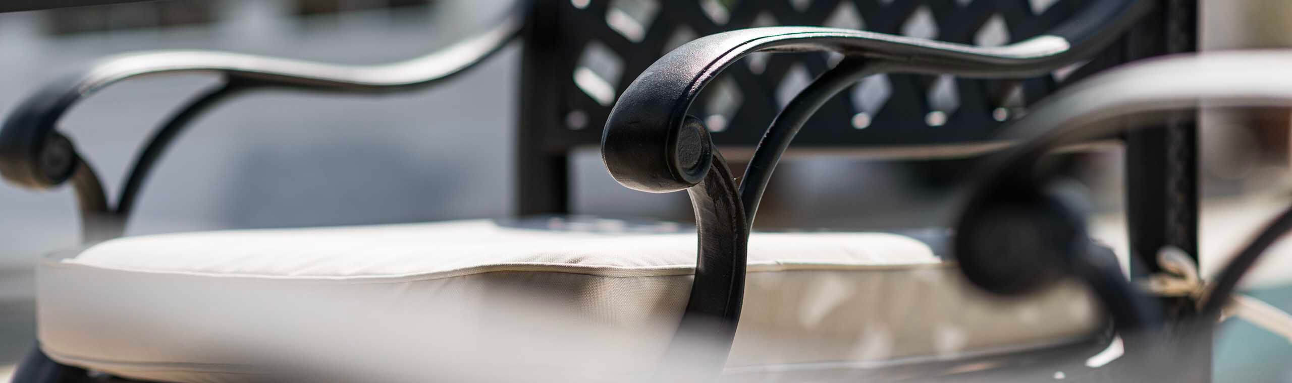matgrupp utemobler runt bord 6 stolar svart aluminium Lugano