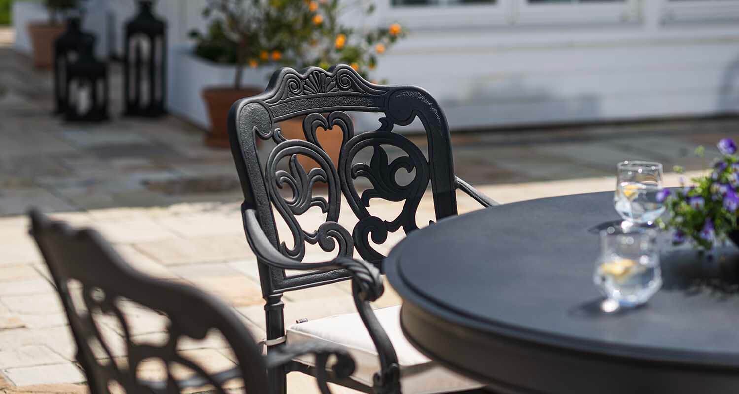 Exklusiv matgrupp utomhus runt bord 6 stolar svart gjuten aluminium - Lugano