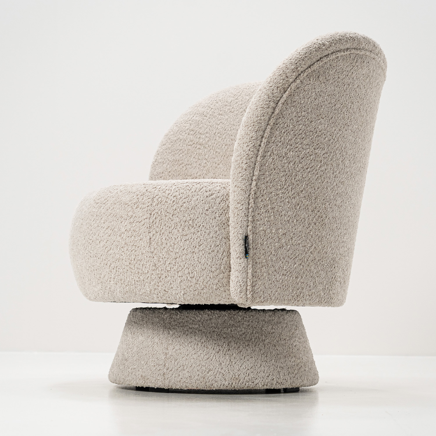 Fåtölj Belgravia Beige snurrbar fåtölj i stilren design