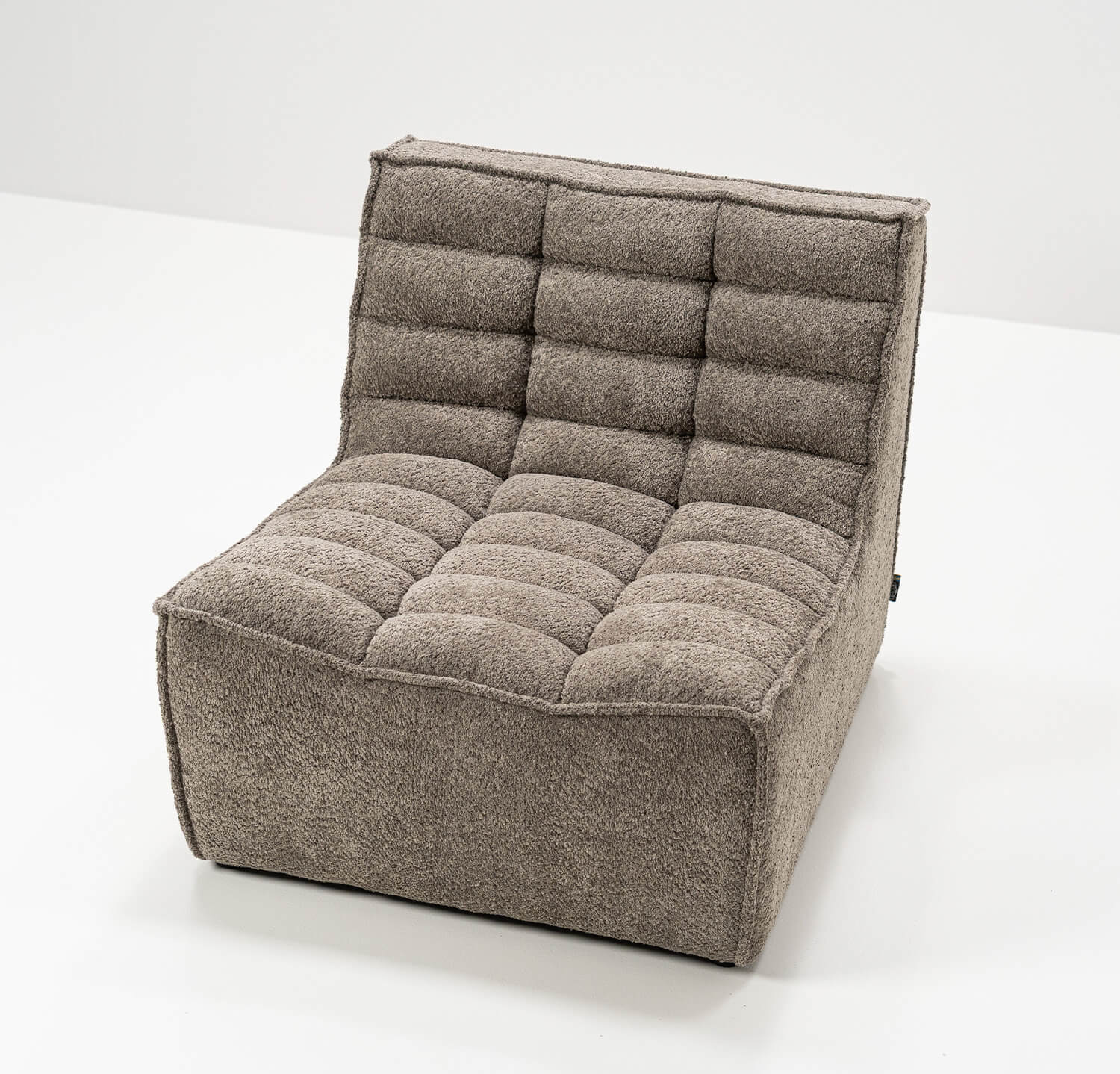Fåtölj San Francisco i bubblig, modern design i brun kulör Modern bubblig fåtölj i tidlös, brun bouclé som passar perfekt för dig som vill ha det lilla extra