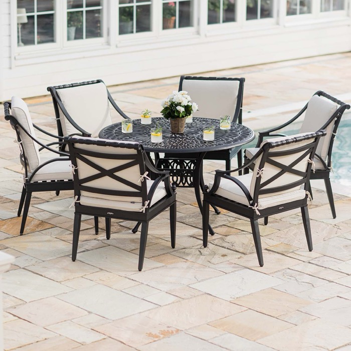 Amalfi klassisk utomhusgrupp med matbord 122cm och 6 stolar med stoppade dynor i beige