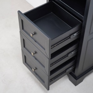 Svart högskåp för badrum i lantlig design och tillverkad i massiv trä Svart högskåp för badrum i lantlig design och tillverkad i massiv trä