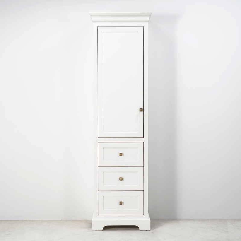 Högskåp 202 cm med hyllplan och förvaringslådor Högskåp 202 cm med hyllplan och förvaringslådor