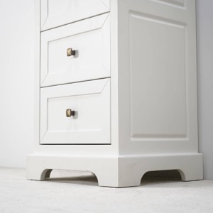 Vit högskåp för badrum i lantlig design och tillverkad i massiv trä Vit högskåp för badrum i lantlig design och tillverkad i massiv trä