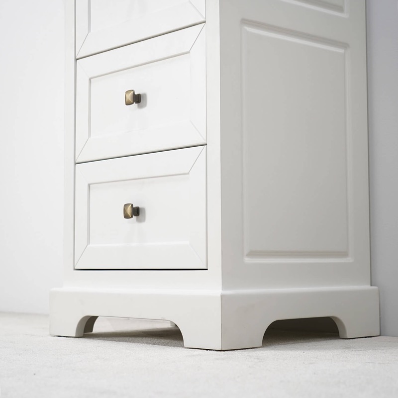 Vit högskåp för badrum i lantlig design och tillverkad i massiv trä Vit högskåp för badrum i lantlig design och tillverkad i massiv trä