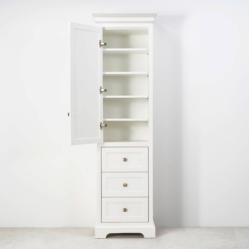 Vit högskåp för badrum i lantlig design och tillverkad i massiv trä Vit högskåp för badrum i lantlig design och tillverkad i massiv trä