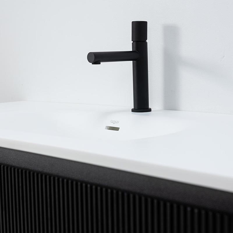 Svart modern blandare för en minimalistisk look i badrummet