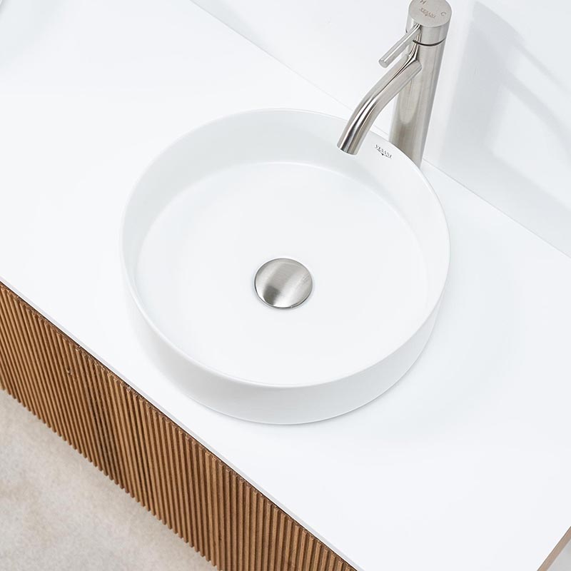 Bänkskiva i äkta marmor med moderna blandare i krom