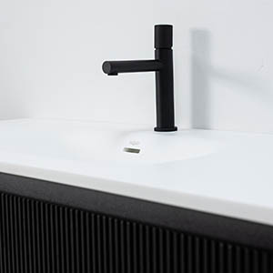 Svart modern blandare för en minimalistisk look i badrummet
