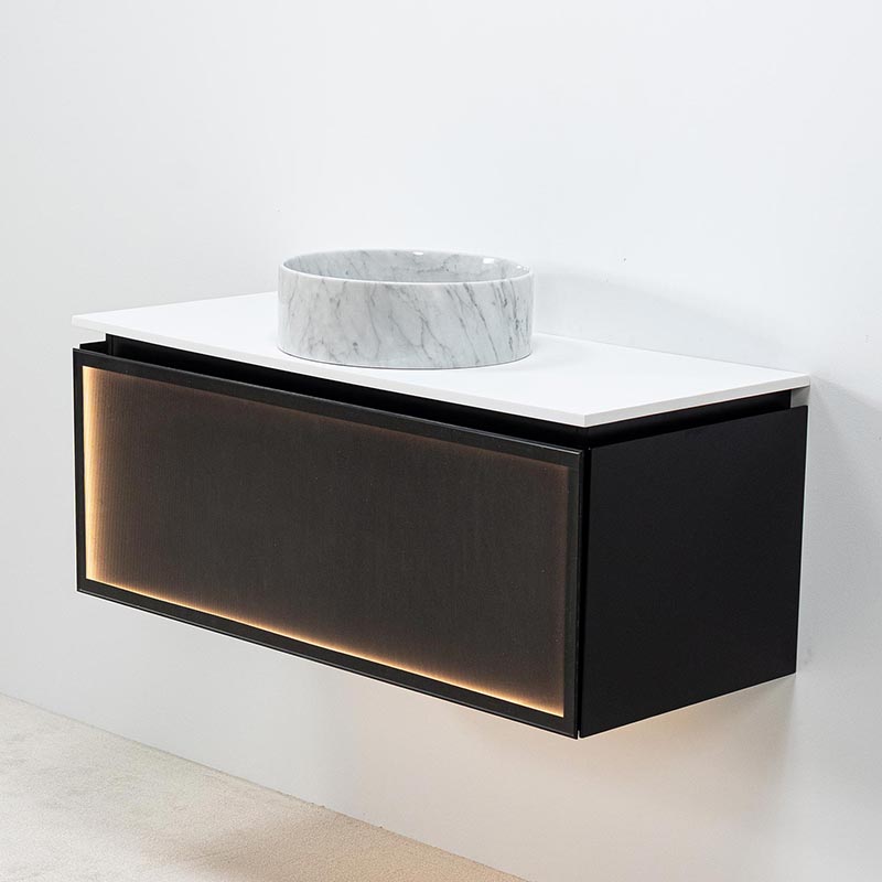 Kommod 100 cm Dallas med rillat glas och valnöts kulör