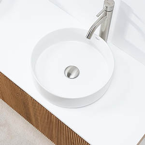 Bänkskiva i äkta marmor med moderna blandare i krom