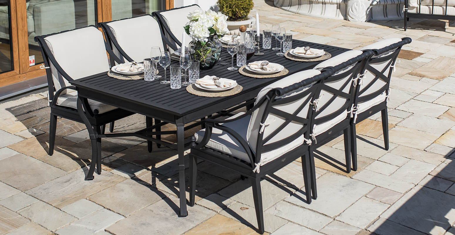 Exklusiv matgrupp utomhus runt bord 6 stolar svart gjuten aluminium - Napoli