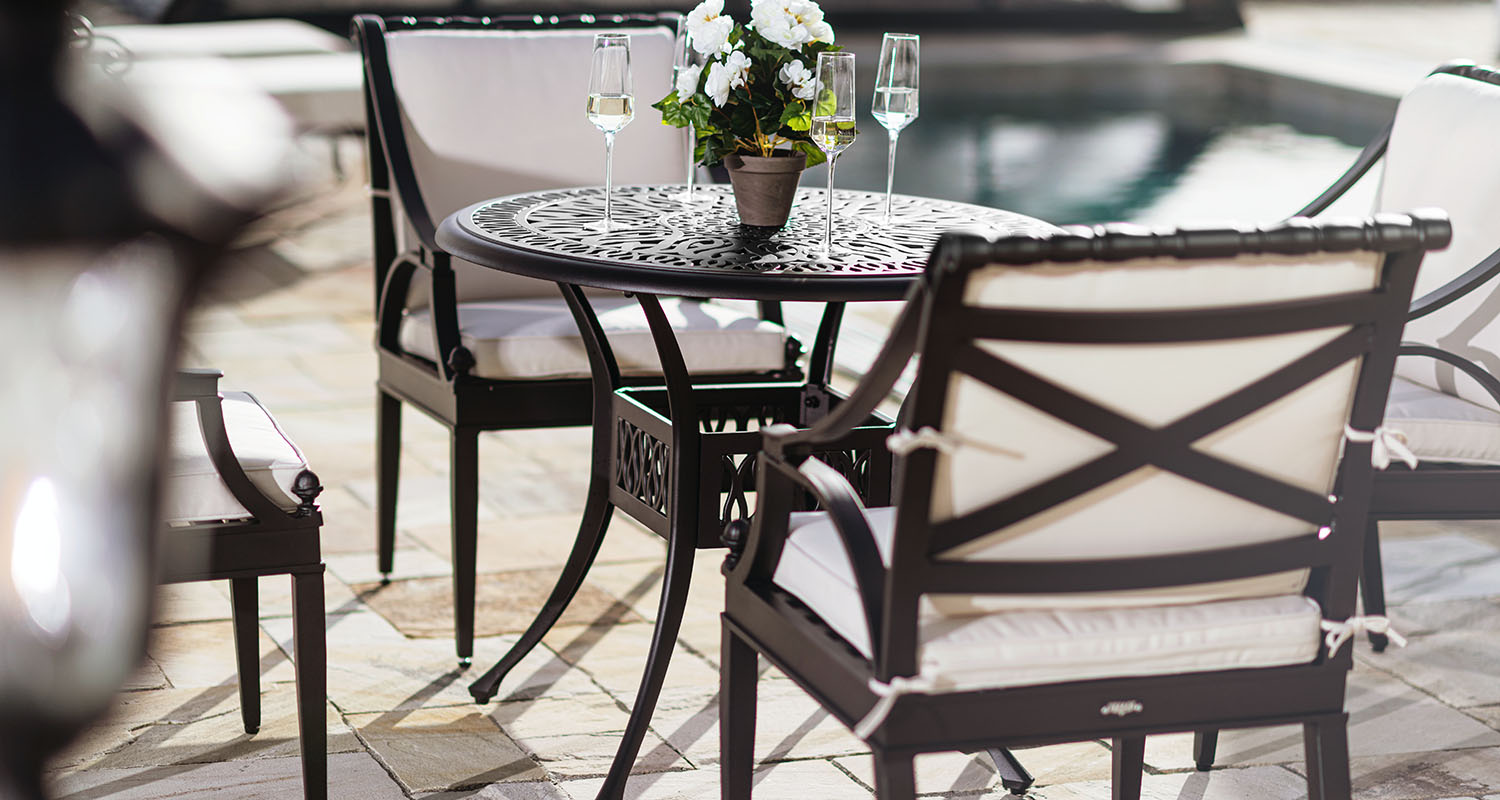 Gjutet cafeset 4 stolar i svart aluminium med Ø90cm runt cafebord - Amalfi
