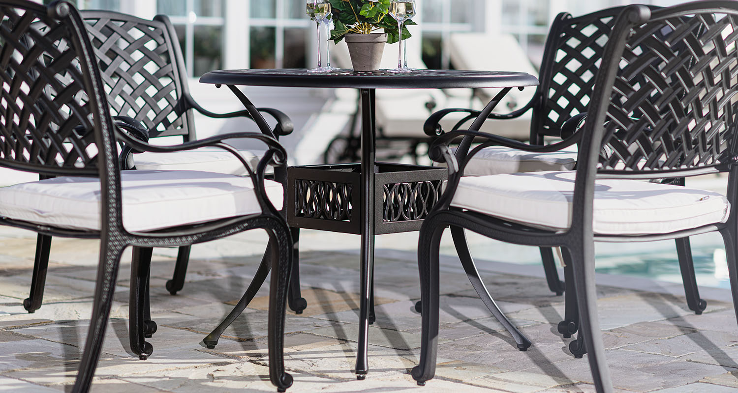 Gjutet cafeset 4 stolar i svart aluminium med Ø90cm runt cafebord - Sorrento