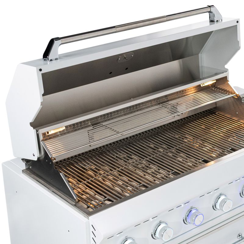 Vit fullututrustad grill med 6+1 zoner rotisserie, keramiska brikettter, belysning, termometer & toppbr&auml;nnare