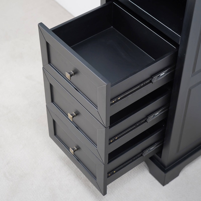 Svart högskåp för badrum i lantlig design och tillverkad i massiv trä Svart högskåp för badrum i lantlig design och tillverkad i massiv trä